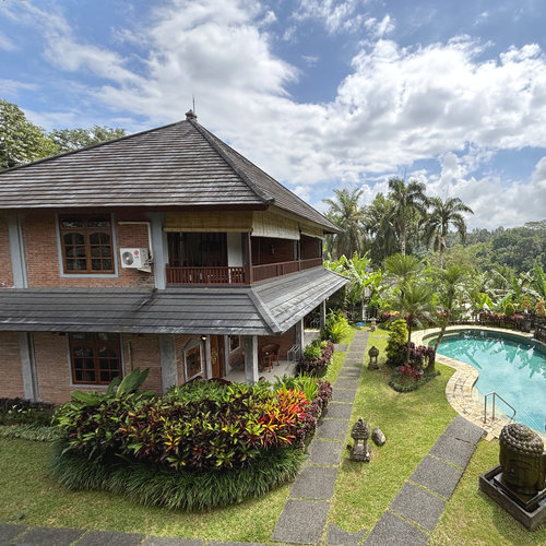 Hotel Bunga Permai Building and Pool