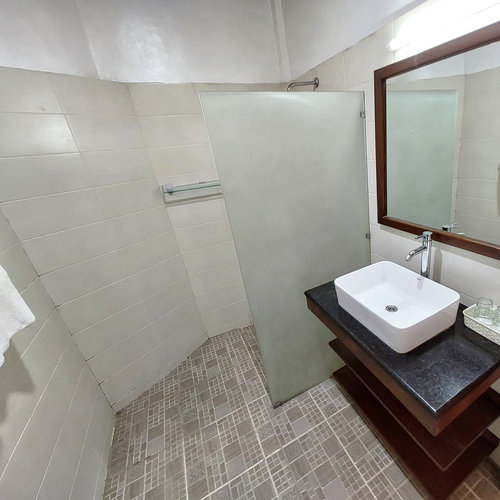 Hotel Bunga Permai Deluxe Bathroom
